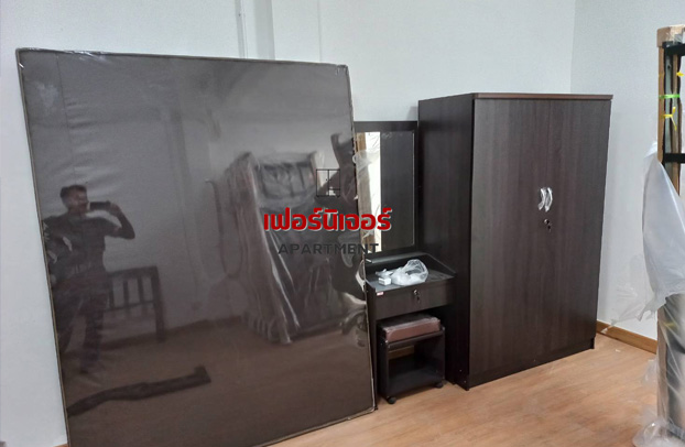 จัดส่ง ที่นอนหุ้มหนัง ตู้เสื้อผ้า โต๊ะเครื่องแป้ง